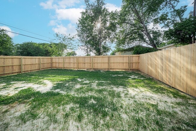 Building Photo - 1606 W 5th St