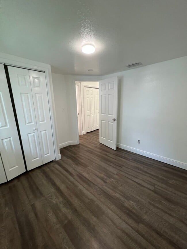 Building Photo - SRATm Triplex 1009 &amp; 1011 26th Ave W B...