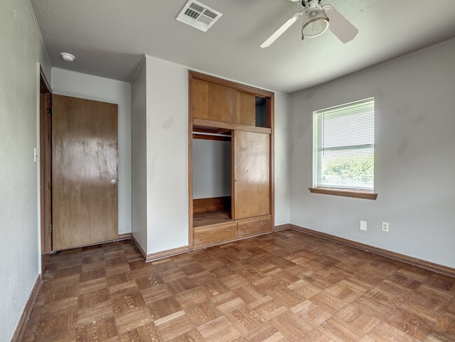 Building Photo - 1221 NE 44th St