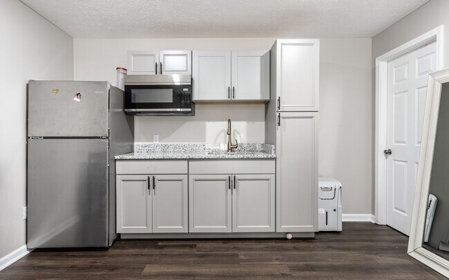 Building Photo - Spacious 5-Bed Home with In-Law Suite, Fin...