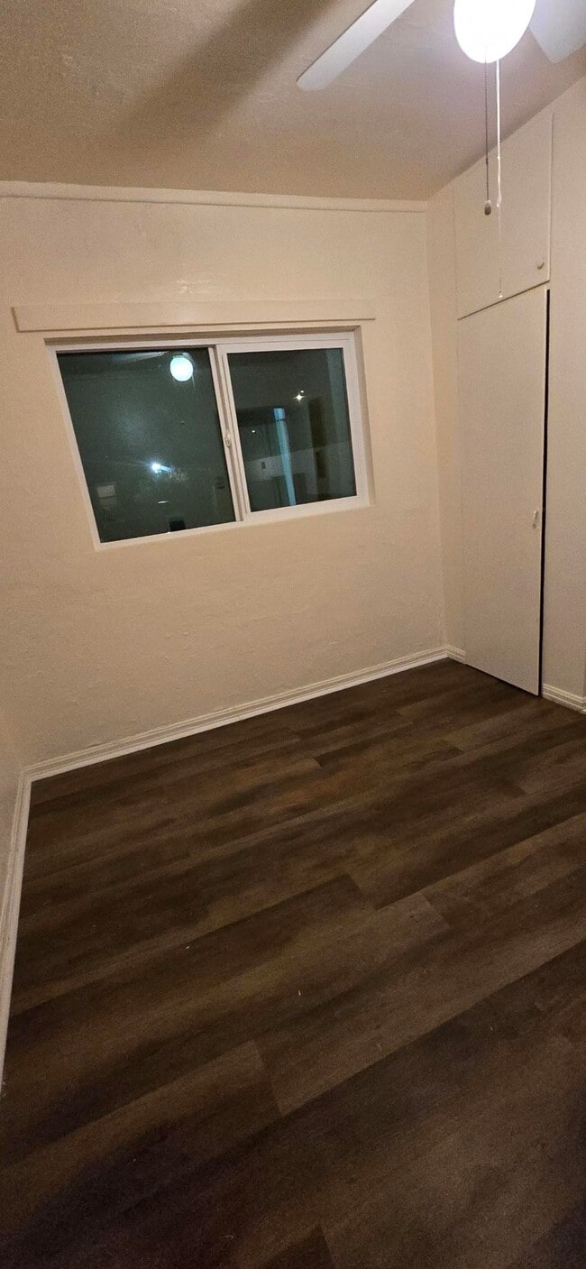 Building Photo - 405 W Oak St