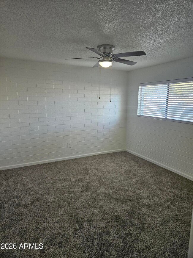 Building Photo - 521 E Bethany Home Rd