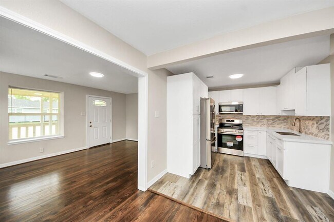 Building Photo - 608 Thomas Ave