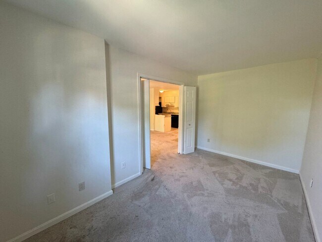 Building Photo - Charming 1 Bed 1 Bath + Den & Balcony In Cardinal Forest - Water Included!