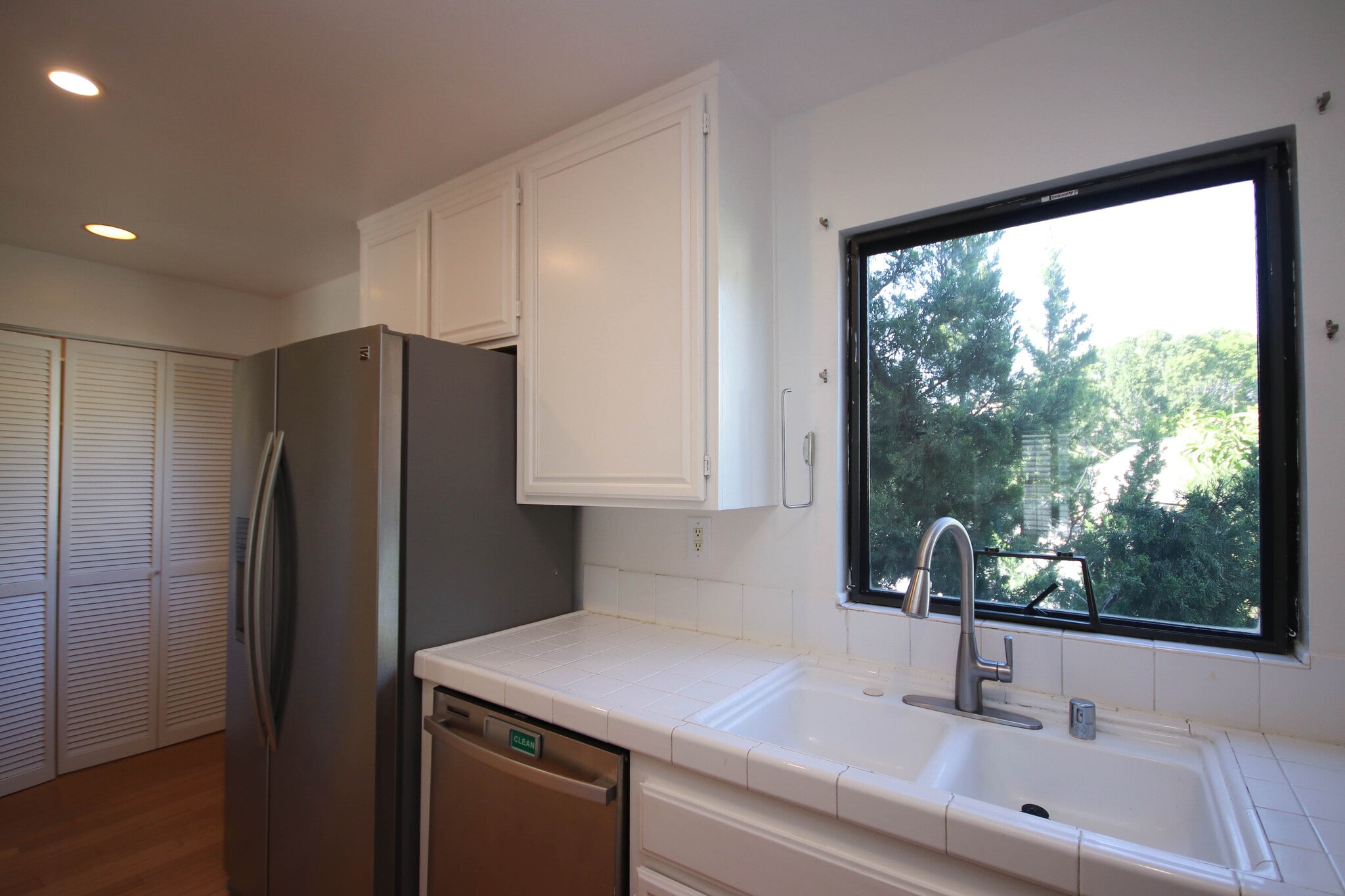 Building Photo - 111 S Oak Knoll Ave