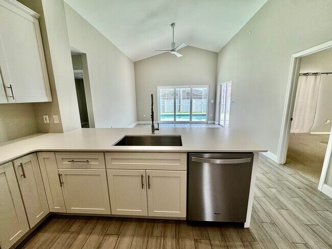 Building Photo - 7902 Canary Palm Ct