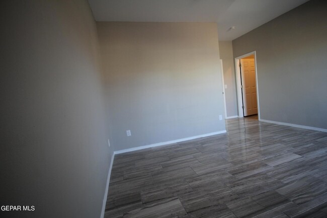 Building Photo - 517 Val Verde St