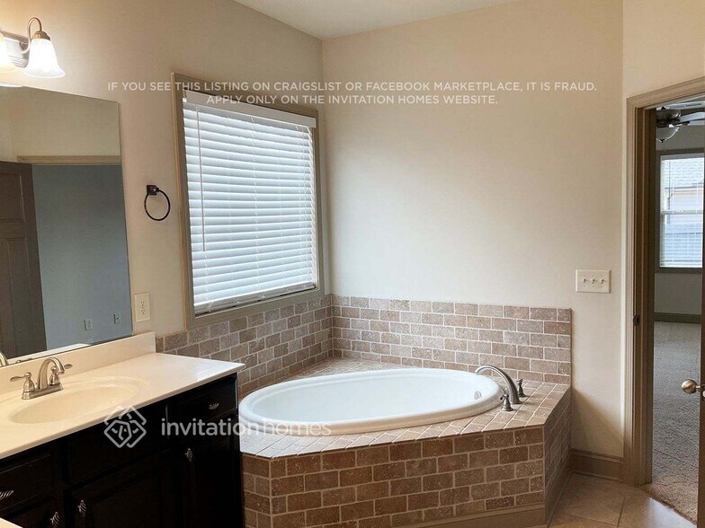 Building Photo - 3968 Sovereign Dr