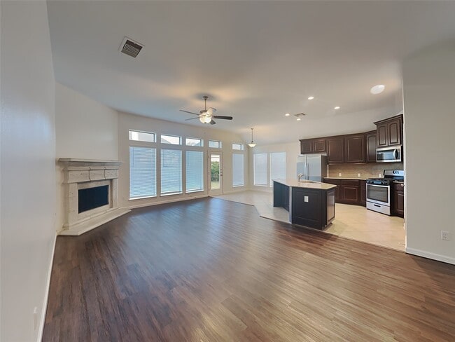 Building Photo - 2515 Pioneer Oaks Dr