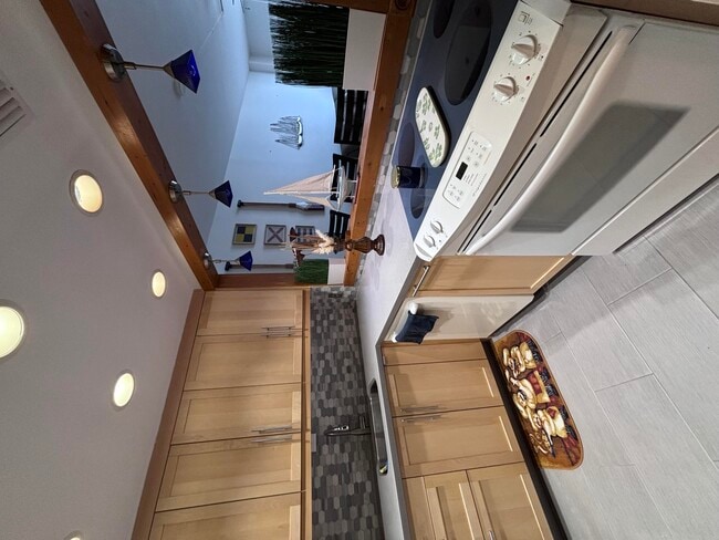 Building Photo - 336 N Birch Rd