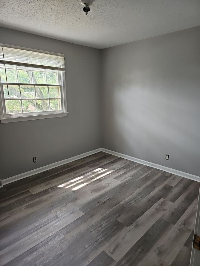 Building Photo - 4 Bedroom 1.5 Bath near Dover Rd!