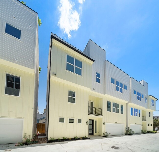 Primary Photo - 1015 W 24th St