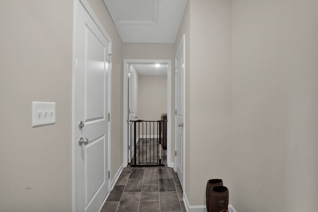 Building Photo - 3 Bedroom 2 Bathroom- Pets Okay!