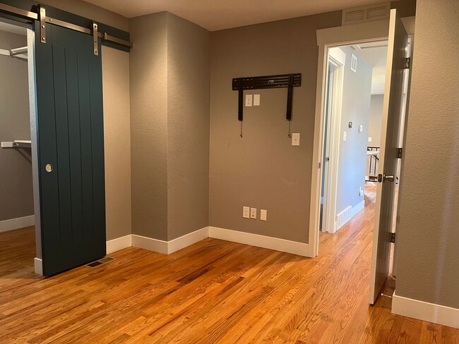 Building Photo - Beautiful 2 Bedroom + 2 Bonus Rooms, 3 Bat...