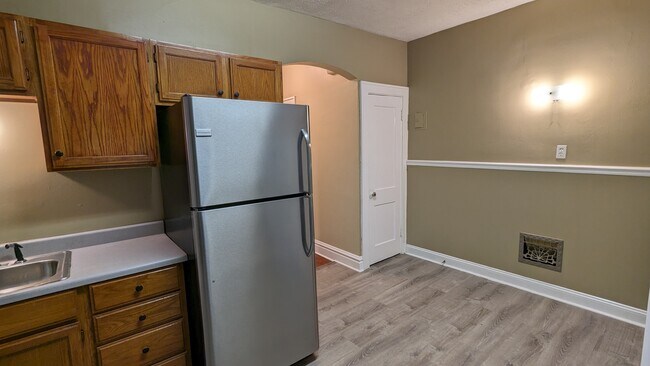 Building Photo - 5042 Mardel Ave