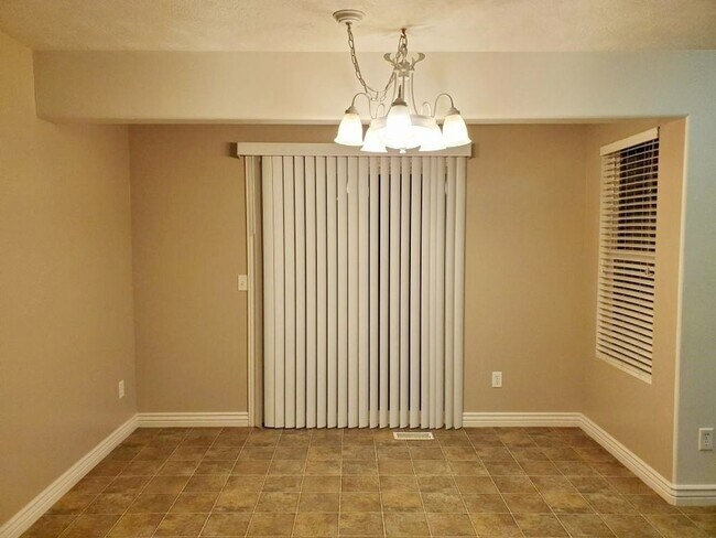 Building Photo - 2-3 Bd 2.5 Bath Townhome in Draper