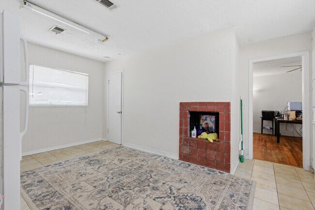 Building Photo - 1734 W Tharpe St