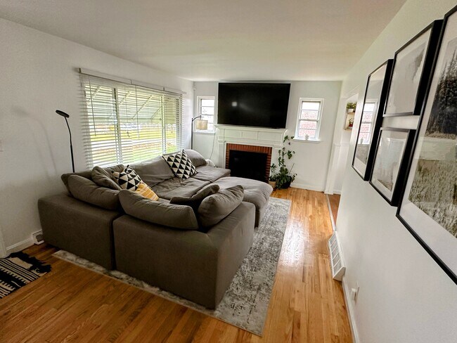Primary Photo - 174 E Crest Dr