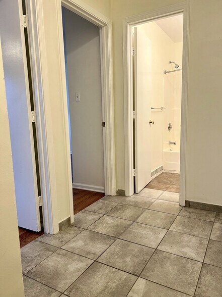 Building Photo - 123 Hunt Club Ct