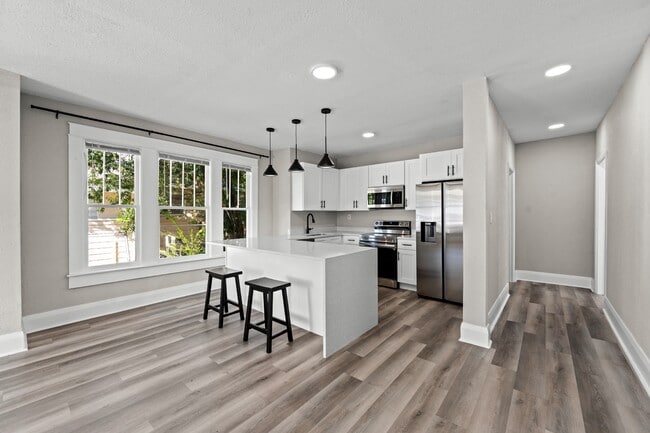 Building Photo - 1010 E Lake Ave