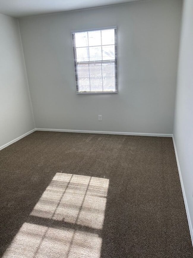 Building Photo - ALL PROSPECTIVE TENANTS MUST SUBMIT A $58 NON-REFUNDABLE APPLICATION FEE PER APPLICANT ONLINE AND...