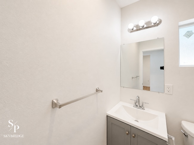 Building Photo - Charming 1-Bedroom ADU with Hardwood Floors – Downey Living at Its Best!