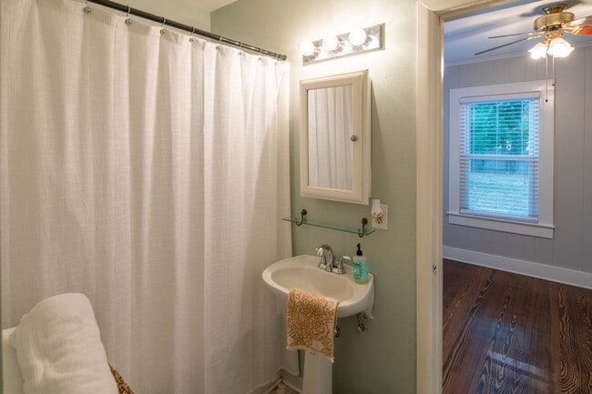 Building Photo - Charming 1930's Cottage Near Bergfeld Center!