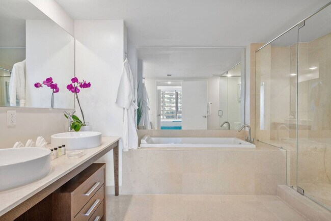 Building Photo - 485 Brickell Ave