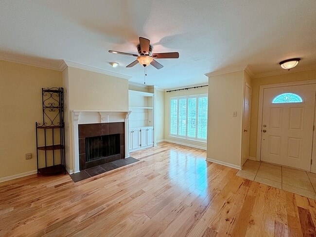 Building Photo - Custom Remodeled Townhome off Jefferson Hwy