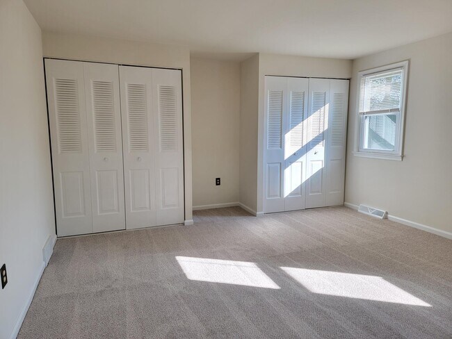 Building Photo - 2209 Harmony Hill Dr