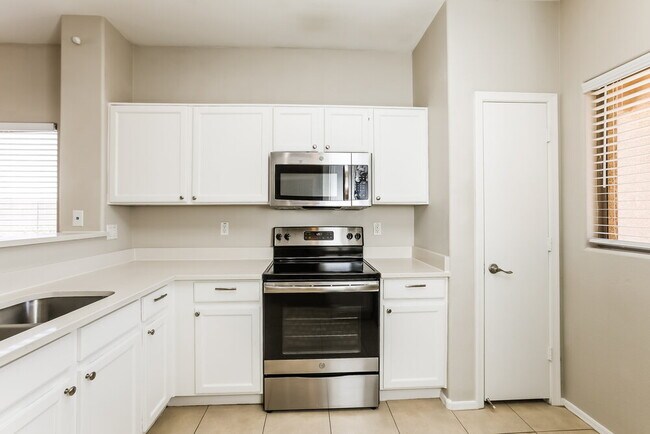 Building Photo - 82 6th Ave W