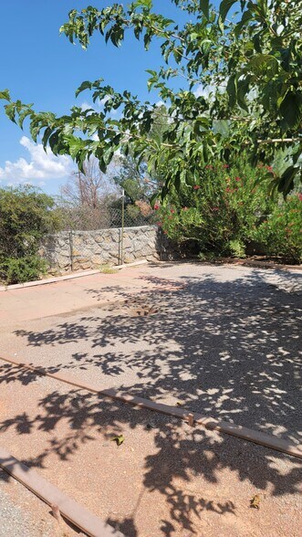 Building Photo - 705 Hellenic Dr