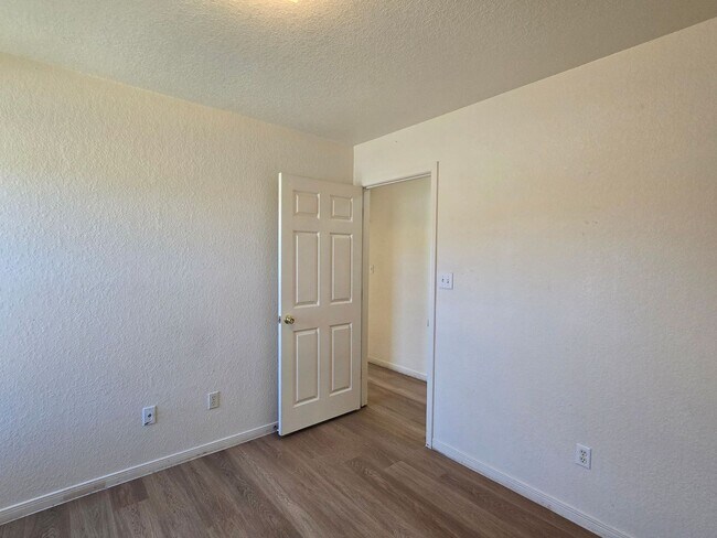 Building Photo - AVAILABLE NOW!