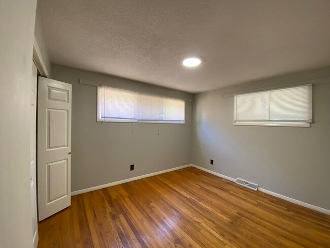Building Photo - 521 Blendwood Dr