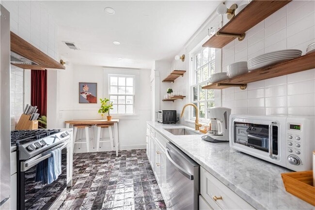 Building Photo - 1031 Austin Ave NE