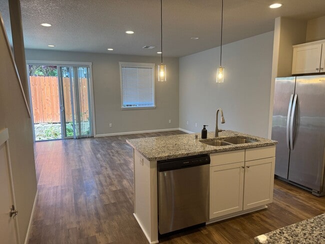 Building Photo - Amazing 3 bedroom home