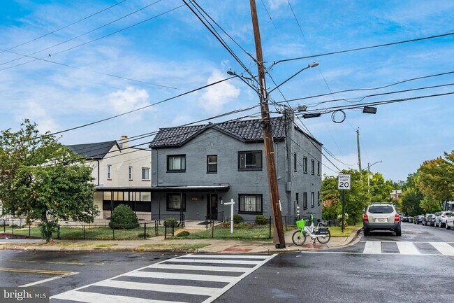 Primary Photo - 2834 R St SE