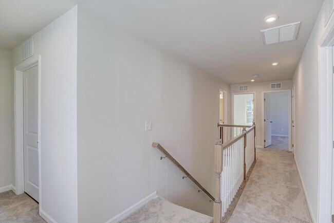 Building Photo - 5 Bedroom Home in Youngsville, right off o...