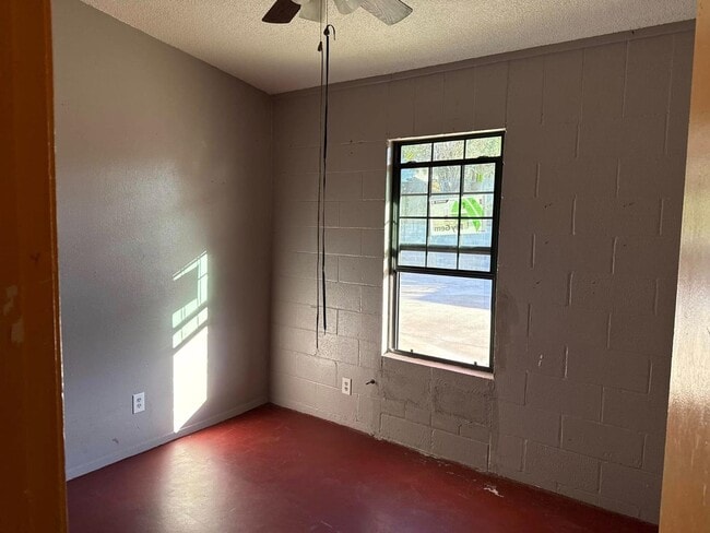 Building Photo - 2703 Diaz St