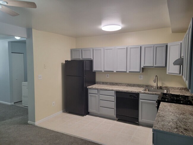 Building Photo - Spacious 3 BR/2 BA Townhome  in Greenway!
