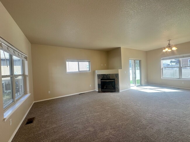 Building Photo - 3 Bed Minutes from Old Mill – Fenced Yard,...