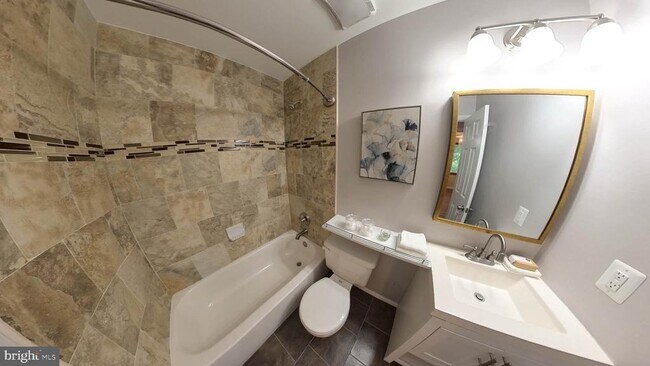 Building Photo - 1025 Commanders Way N