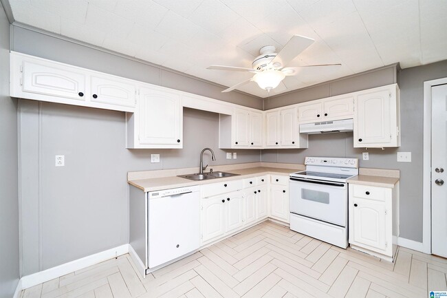 Building Photo - 1541 Rainbow Ln