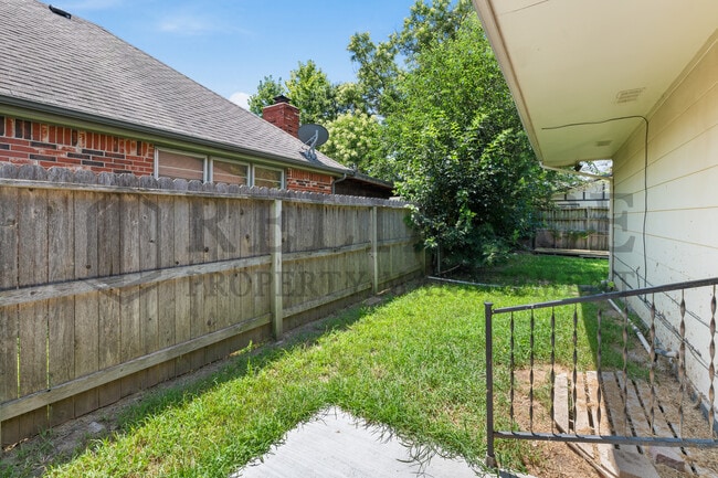 Building Photo - 2203 S Lori Ln