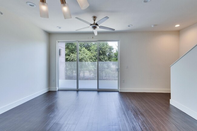Building Photo - 604 N Bluff Dr