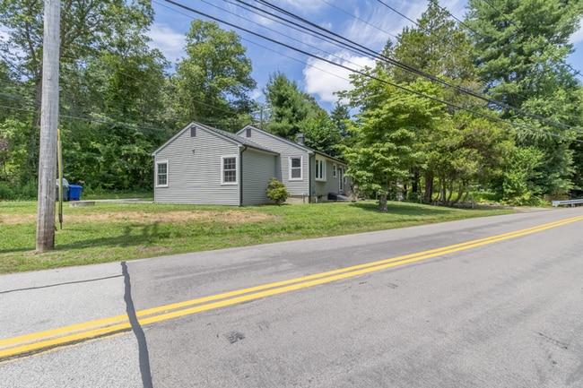 Building Photo - 2 Bedroom Ranch with Solar Panels, great e...