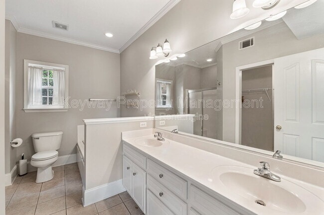 Building Photo - 4890 Somerset Dr