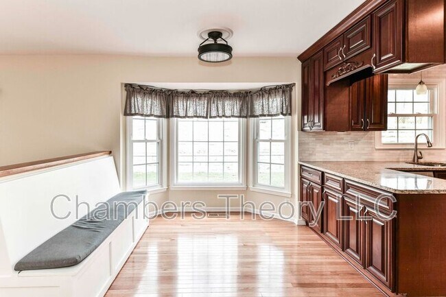 Building Photo - 9766 Oleander Ave