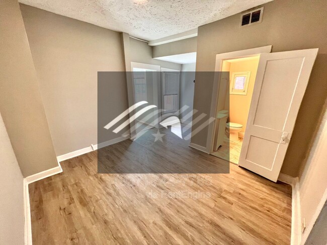 Building Photo - 2212 Calumet St