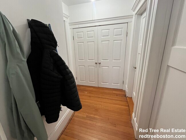 Building Photo - 452 Park Dr